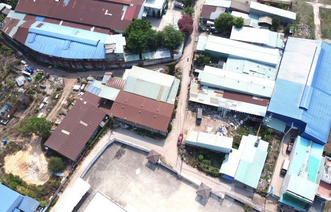 Toàn cảnh hàng nghìn nhà xưởng nằm trong khu dân cư ở Bình Dương sắp ‘khai tử’ - Ảnh 10.