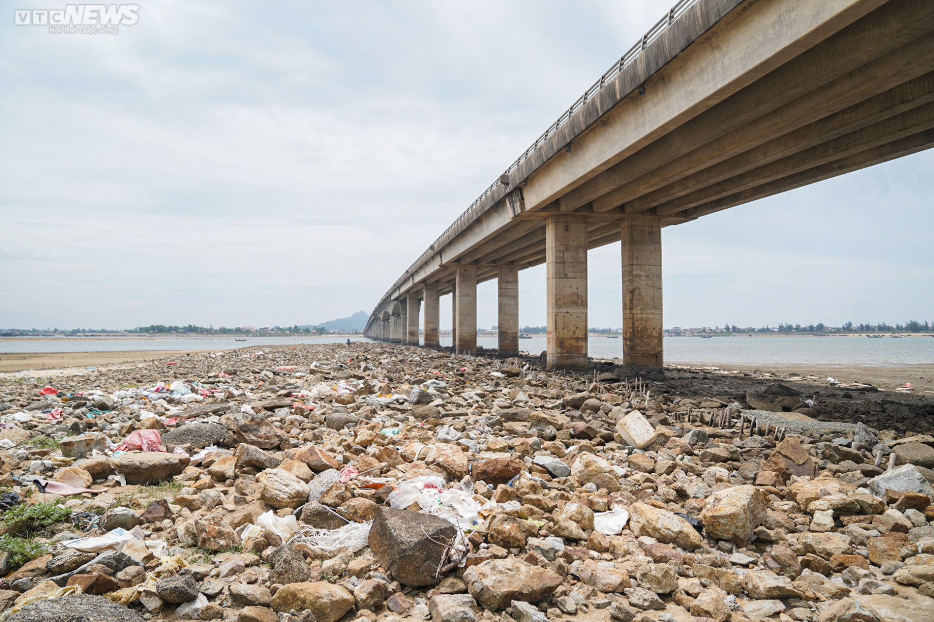 Hàng trăm tấn ‘rác’ bị bỏ rơi dưới chân cầu 500 tỷ đồng - Ảnh 2.