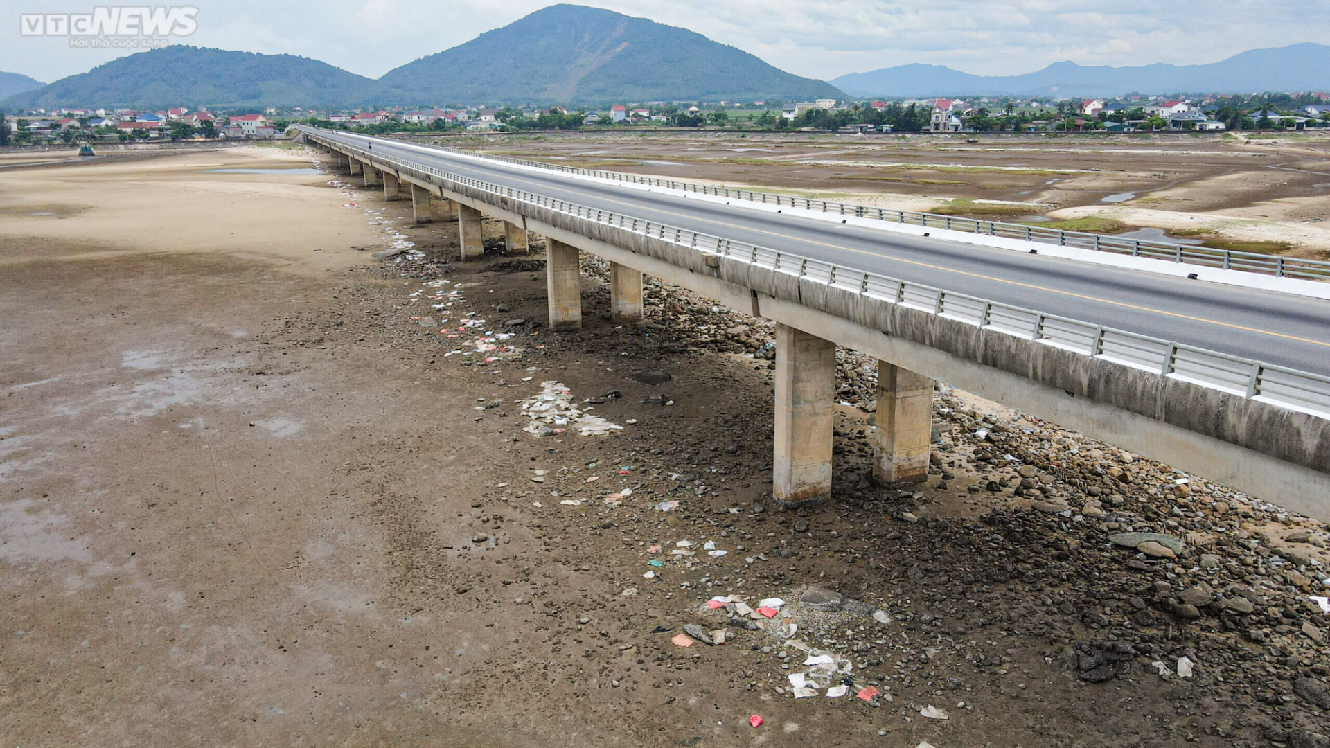 Hàng trăm tấn ‘rác’ bị bỏ rơi dưới chân cầu 500 tỷ đồng - Ảnh 8.