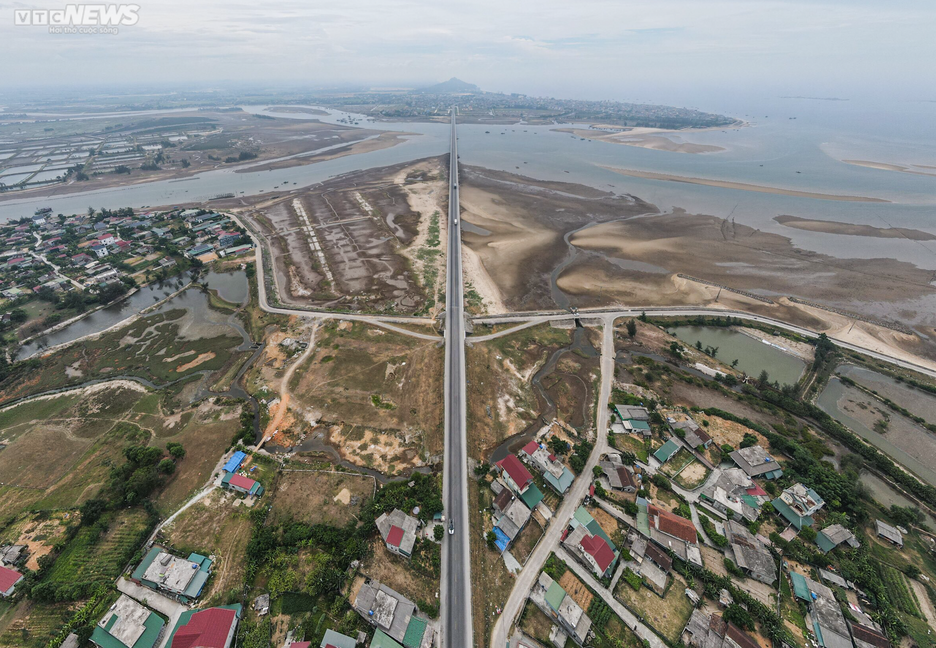 Hàng trăm tấn ‘rác’ bị bỏ rơi dưới chân cầu 500 tỷ đồng - Ảnh 1.