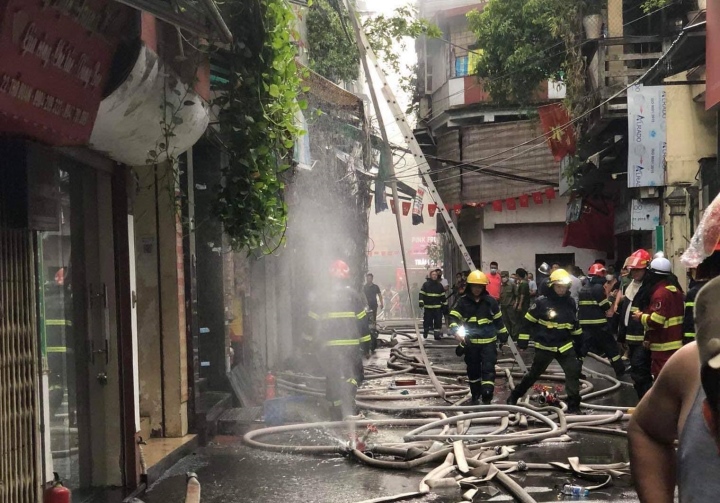 Đang giải cứu 3 người mắc kẹt trong đám cháy nhà ở Hà Nội - Ảnh 1.