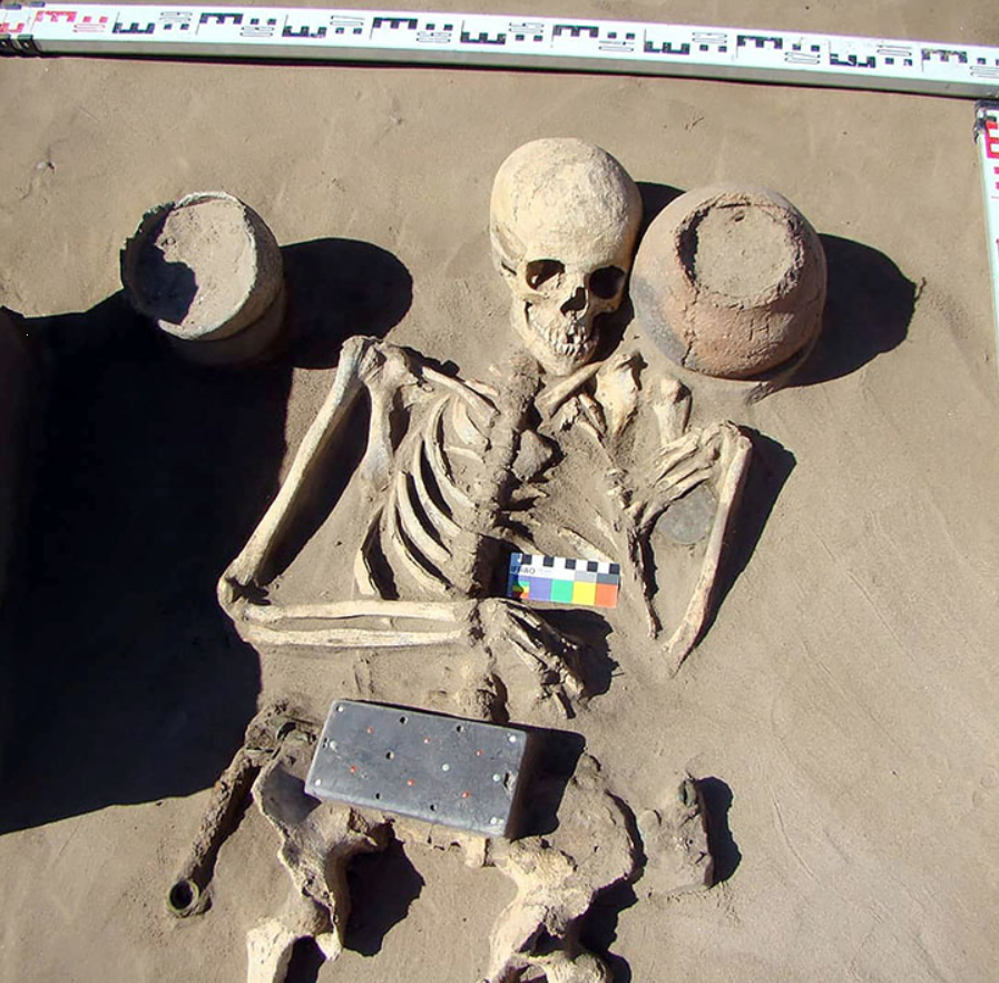 Khai quật mộ cổ gần 2.200 năm tuổi, chuyên gia bất ngờ tìm thấy &quot;điện thoại iPhone&quot; - Ảnh 3.