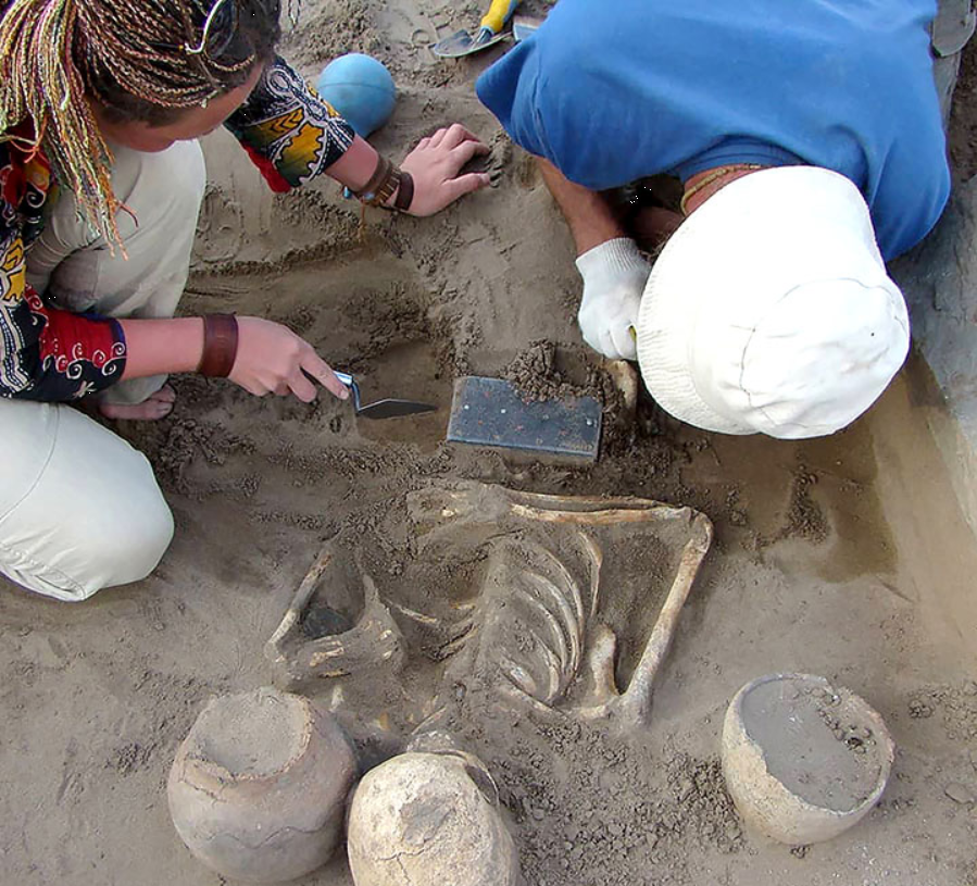 Khai quật mộ cổ gần 2.200 năm tuổi, chuyên gia bất ngờ tìm thấy &quot;điện thoại iPhone&quot; - Ảnh 4.