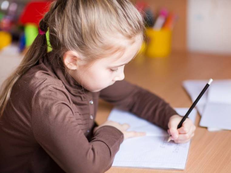 Trẻ em Mỹ được tự học cầm bút viết như thế nào?