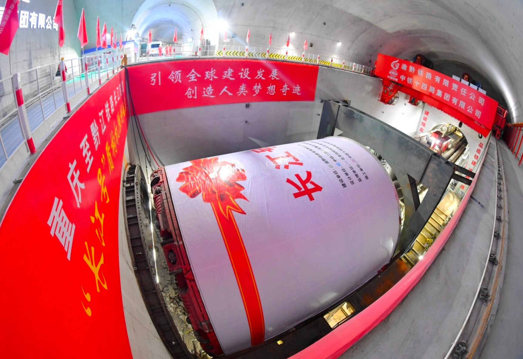 &quot;Quái vật đào hầm&quot; giúp Trung Quốc xây tàu điện ngầm dưới lòng sông Dương Tử: Chống đỡ hoàn hảo với áp lực 9 kg trên diện tích đúng bằng cái móng tay - Ảnh 2.