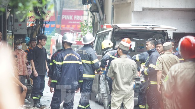 Cháy lớn trong ngõ Thổ Quan, đưa thi thể 3 người ra ngoài - Ảnh 2.