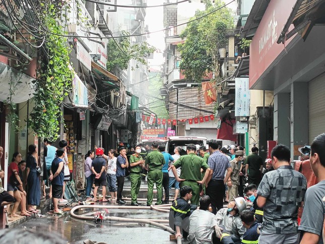 Cháy lớn trong ngõ Thổ Quan, đưa thi thể 3 người ra ngoài - Ảnh 1.