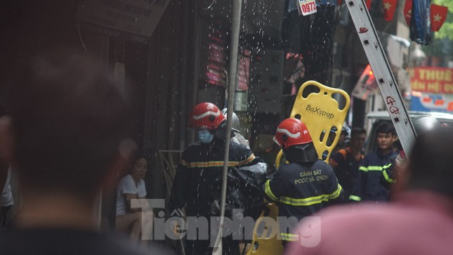 Cháy lớn trong ngõ Thổ Quan, đưa thi thể 3 người ra ngoài - Ảnh 6.