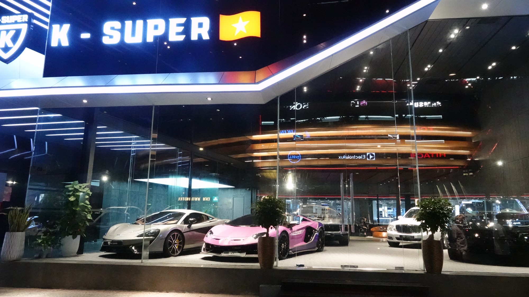 Showroom K-Super ra sao sau khi “trùm buôn siêu xe” Phan Công Khanh bị tạm giữ - Ảnh 4.