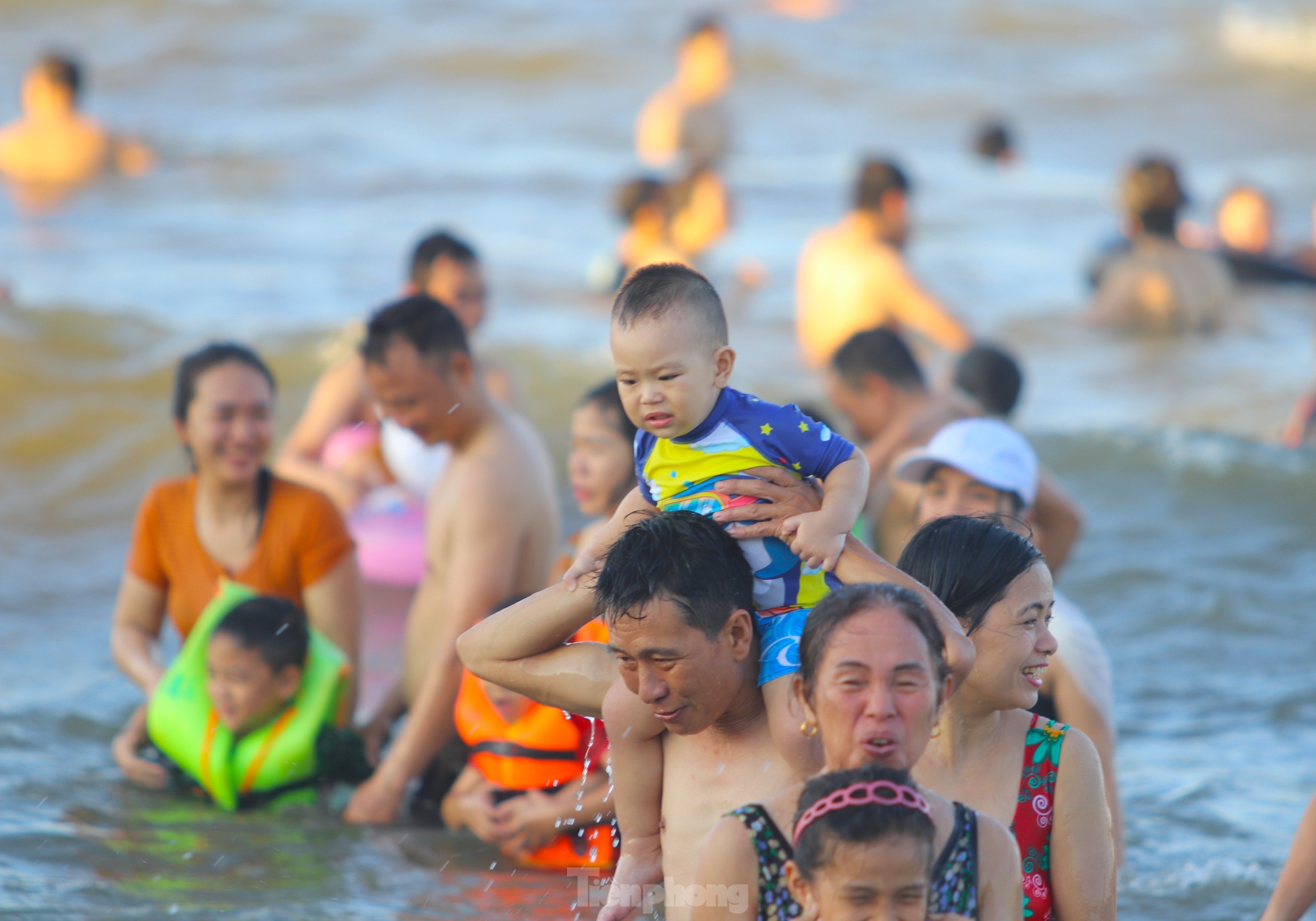 Nắng khốc liệt, hàng vạn người chen chân tắm biển Cửa Lò giải nhiệt - Ảnh 8.