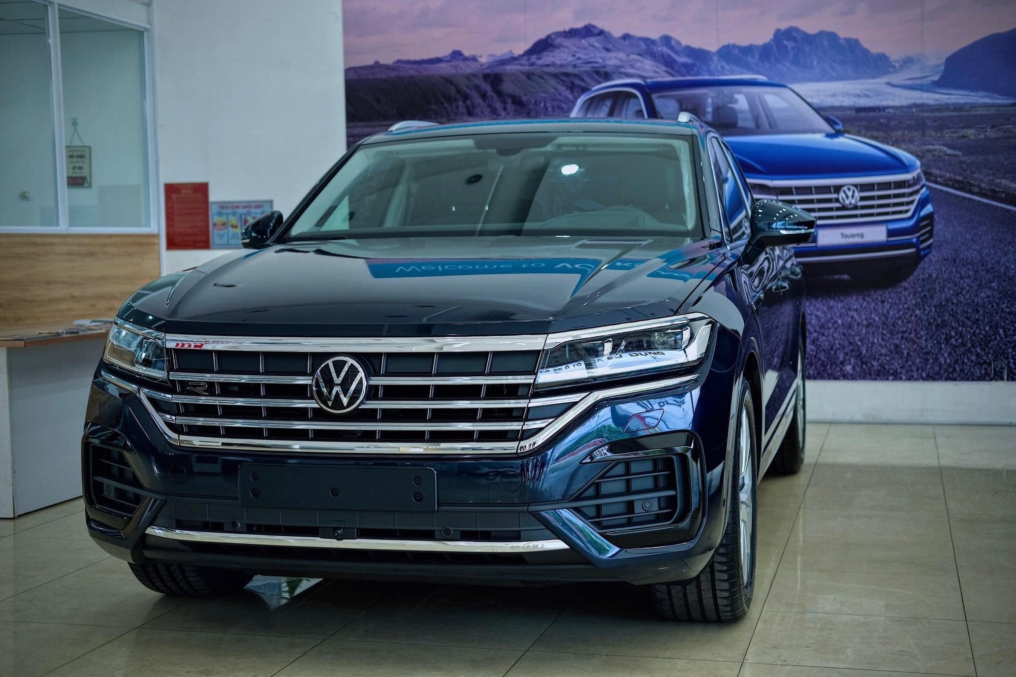 VW Touareg giảm kỷ lục 225 triệu, khởi điểm còn 2,8 tỷ ngang GLC 300 vừa ra mắt Việt Nam - Ảnh 1.