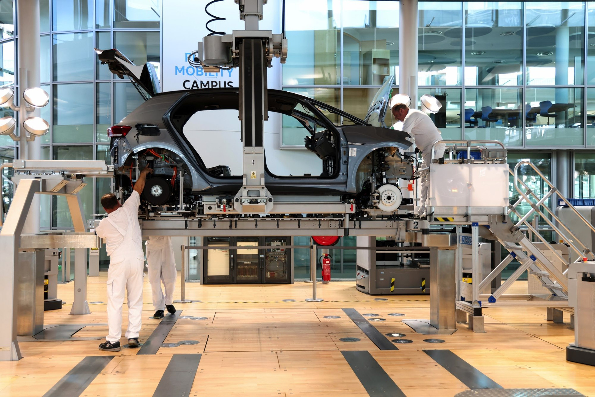 Volkswagen - Niềm tự hào của nước Đức bên bờ vực thẳm, nguy cơ trở thành nhà sản xuất theo hợp đồng, lắp xe cho hãng khác - Ảnh 4.