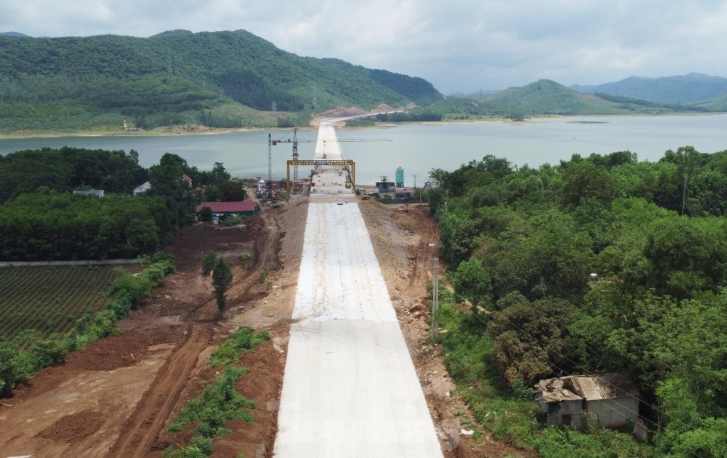 Cận cảnh cầu vượt hồ nước dài nhất trên cao tốc Hà Nội - Thanh Hóa - Ảnh 1.