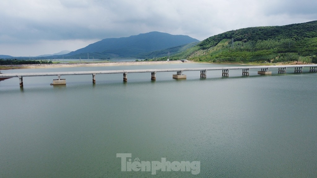 Cận cảnh cầu vượt hồ nước dài nhất trên cao tốc Hà Nội - Thanh Hóa - Ảnh 2.