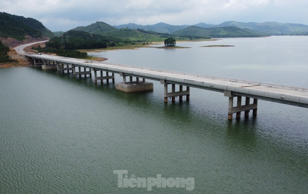 Cận cảnh cầu vượt hồ nước dài nhất trên cao tốc Hà Nội - Thanh Hóa - Ảnh 3.