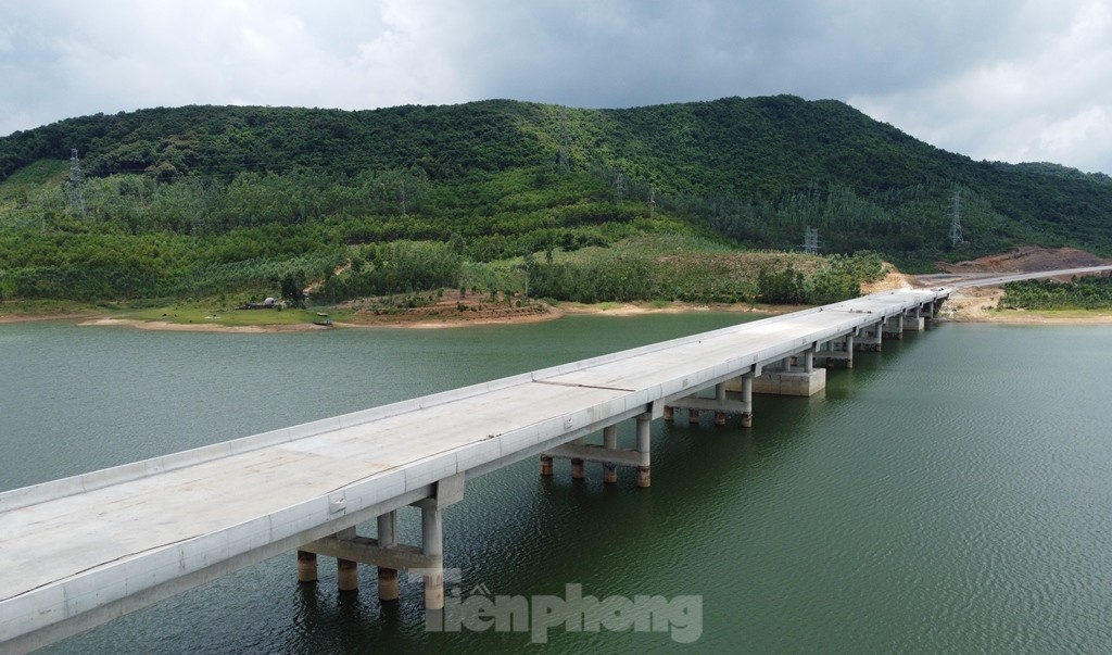 Cận cảnh cầu vượt hồ nước dài nhất trên cao tốc Hà Nội - Thanh Hóa - Ảnh 4.