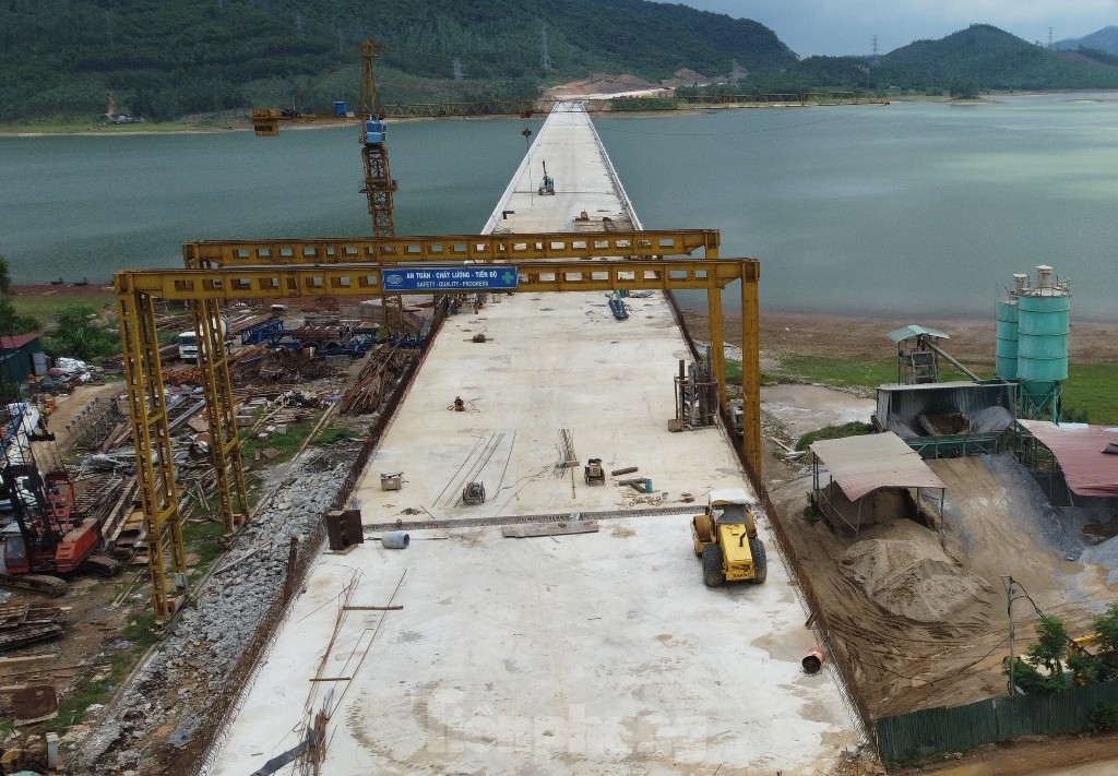 Cận cảnh cầu vượt hồ nước dài nhất trên cao tốc Hà Nội - Thanh Hóa - Ảnh 5.