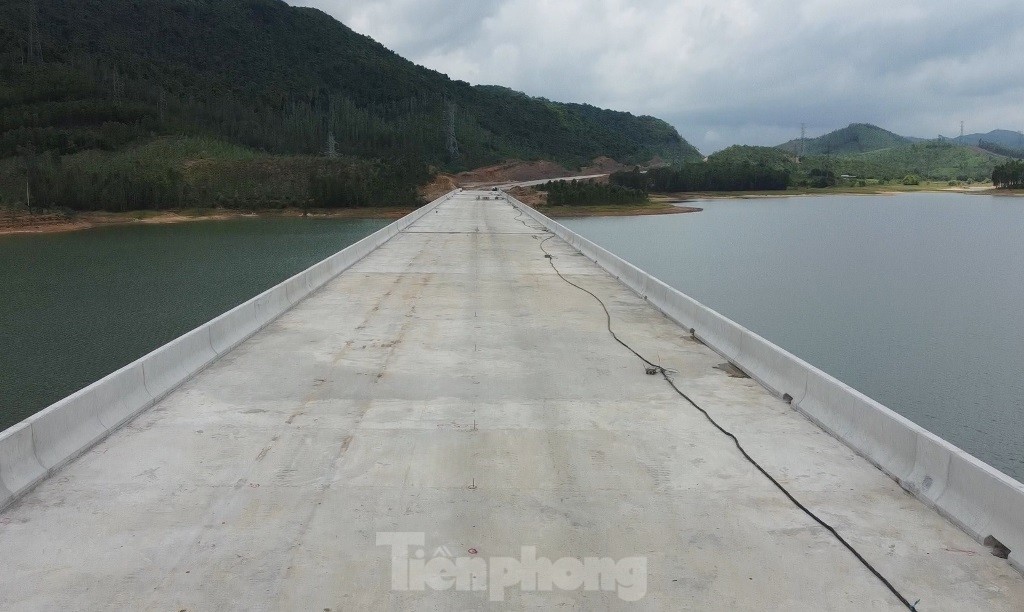 Cận cảnh cầu vượt hồ nước dài nhất trên cao tốc Hà Nội - Thanh Hóa - Ảnh 6.