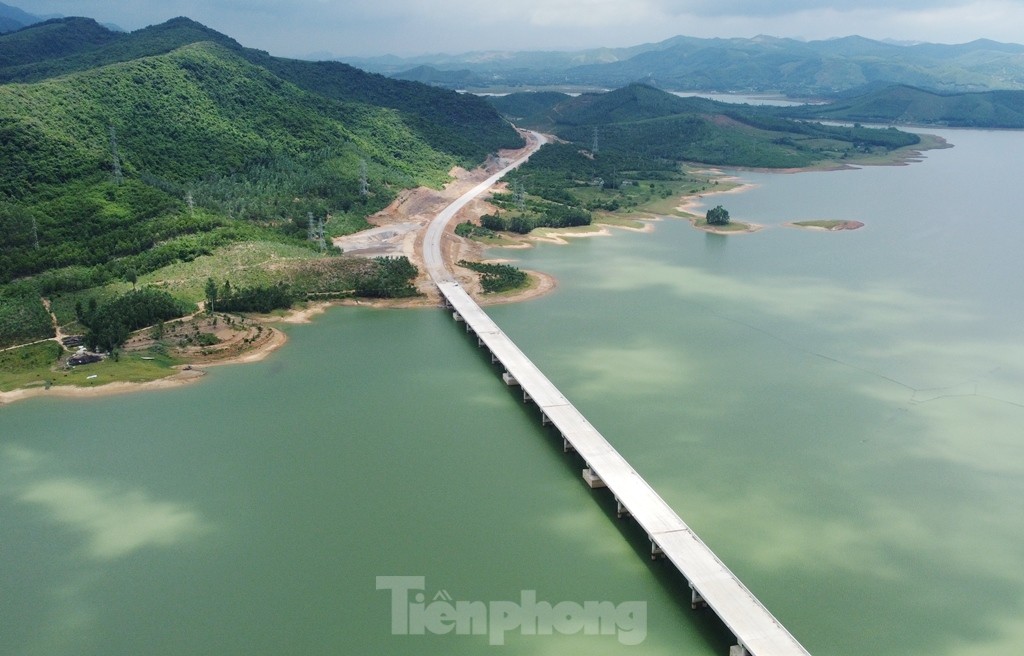 Cận cảnh cầu vượt hồ nước dài nhất trên cao tốc Hà Nội - Thanh Hóa - Ảnh 8.