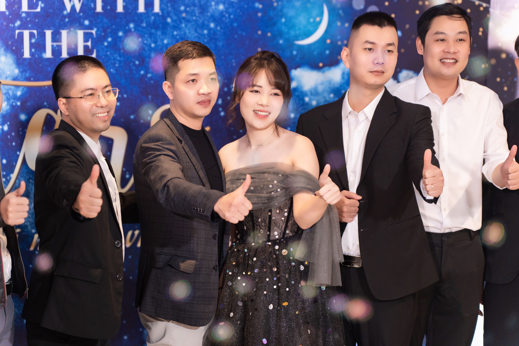Cầm 500k dắt nhau mua vải Ninh Hiệp về khởi nghiệp, cặp đôi nên duyên rồi biến cửa hàng hộ gia đình thành chuỗi thời trang tên tuổi - Ảnh 10.