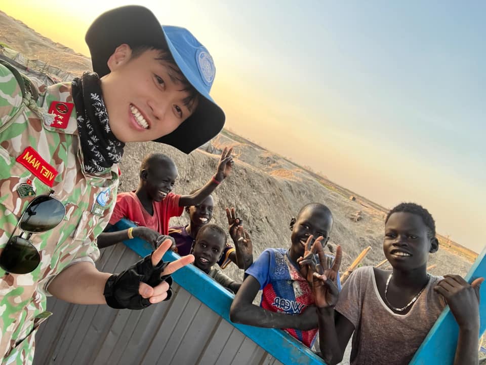 Chàng trai 9X được mệnh danh là 'Quang Linh Vlog thứ 2' và hành trình giúp đỡ trẻ em châu Phi từ trái tim - Ảnh 8.