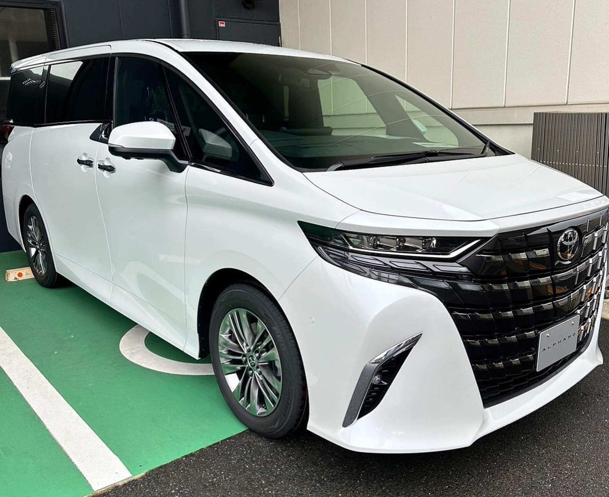Đại lý tư nhân nhận cọc Toyota Alphard 2024: Giá hơn 4 tỷ, giao tháng 11, đã có khách đặt mua - Ảnh 1.
