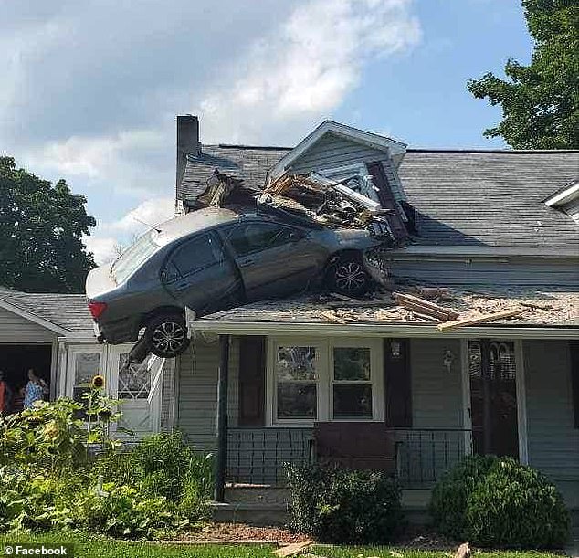 Tai nạn 'gây hoang mang' tại Mỹ: Ô tô 'hạ cánh' trên tầng hai của một ngôi nhà sau khi bay ra khỏi đường - Ảnh 1.