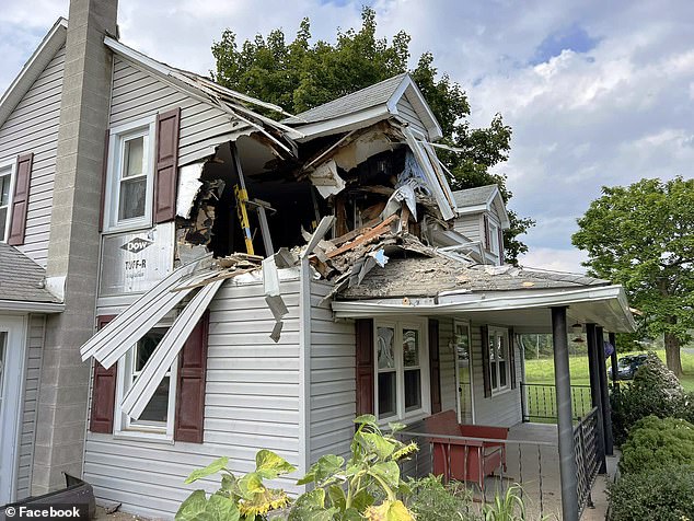 Tai nạn 'gây hoang mang' tại Mỹ: Ô tô 'hạ cánh' trên tầng hai của một ngôi nhà sau khi bay ra khỏi đường - Ảnh 2.