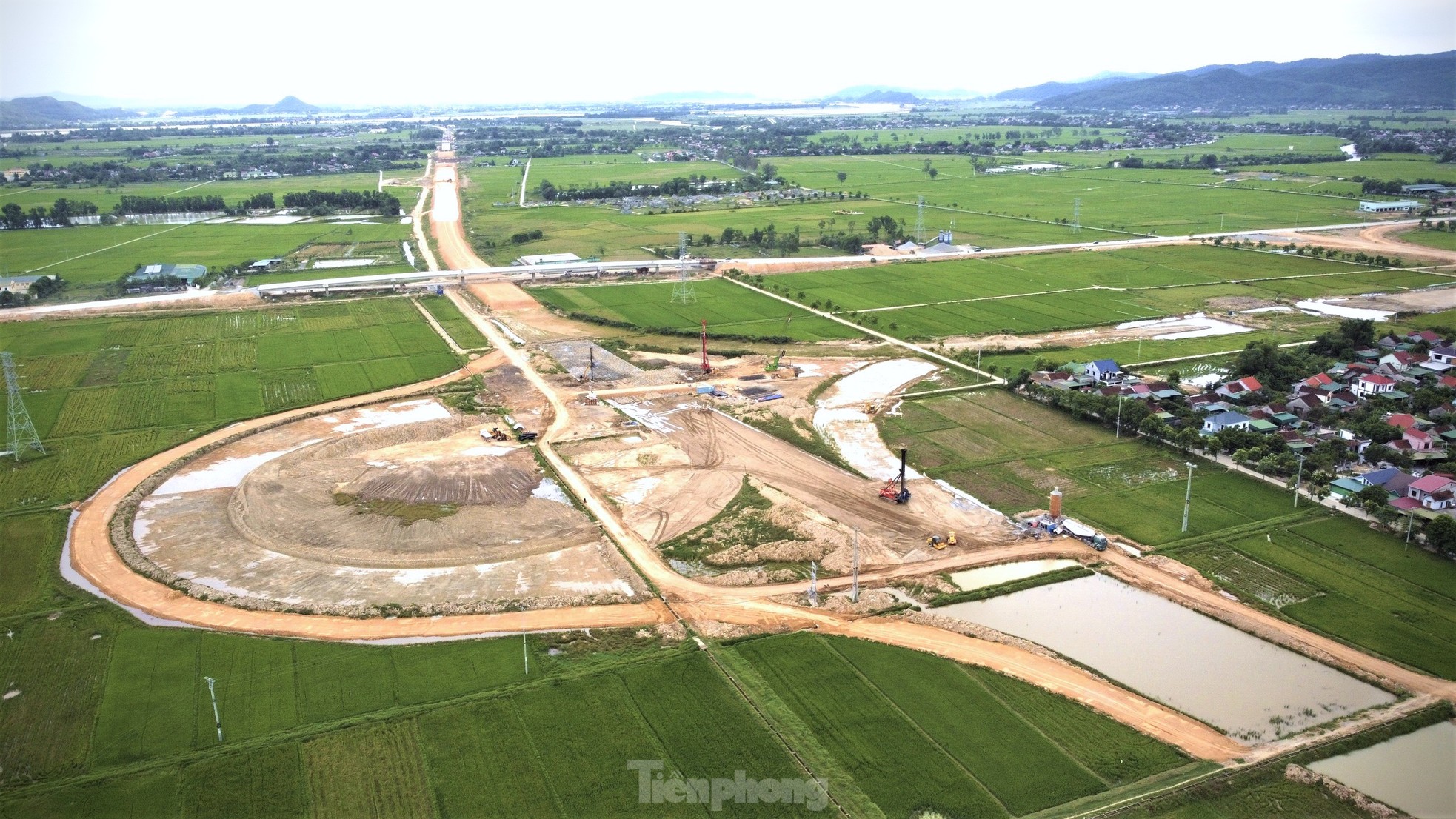 Cận cảnh công trường xây dựng nút giao cao tốc Bắc Nam đoạn Bãi Vọt - Hàm Nghi - Ảnh 5.