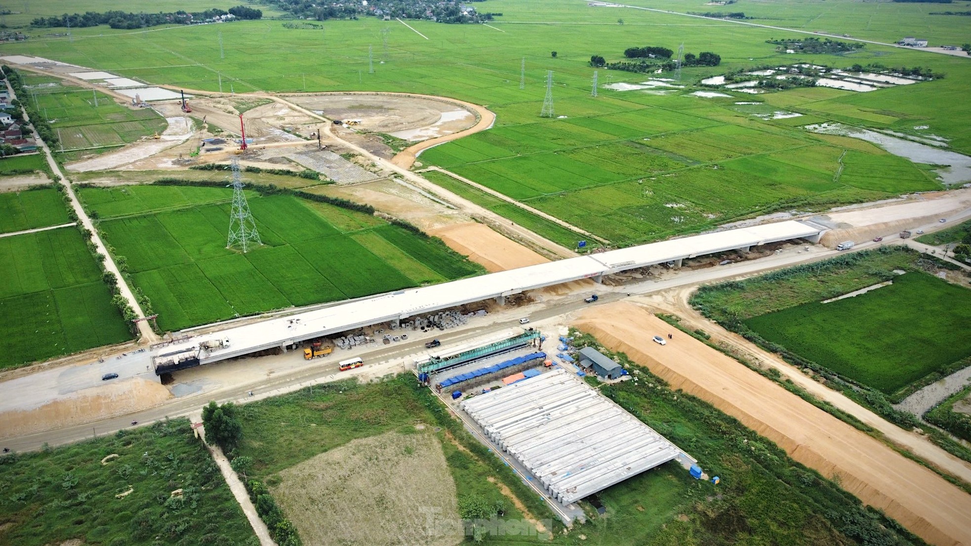 Cận cảnh công trường xây dựng nút giao cao tốc Bắc Nam đoạn Bãi Vọt - Hàm Nghi - Ảnh 1.
