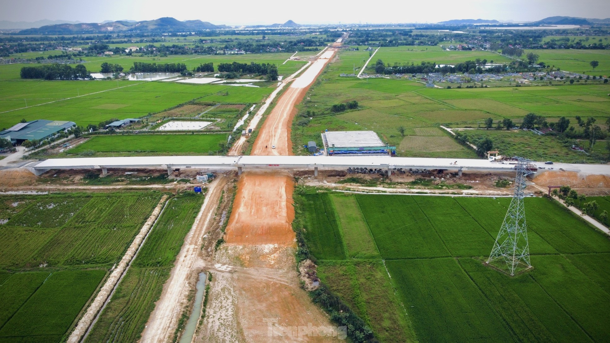 Cận cảnh công trường xây dựng nút giao cao tốc Bắc Nam đoạn Bãi Vọt - Hàm Nghi - Ảnh 12.