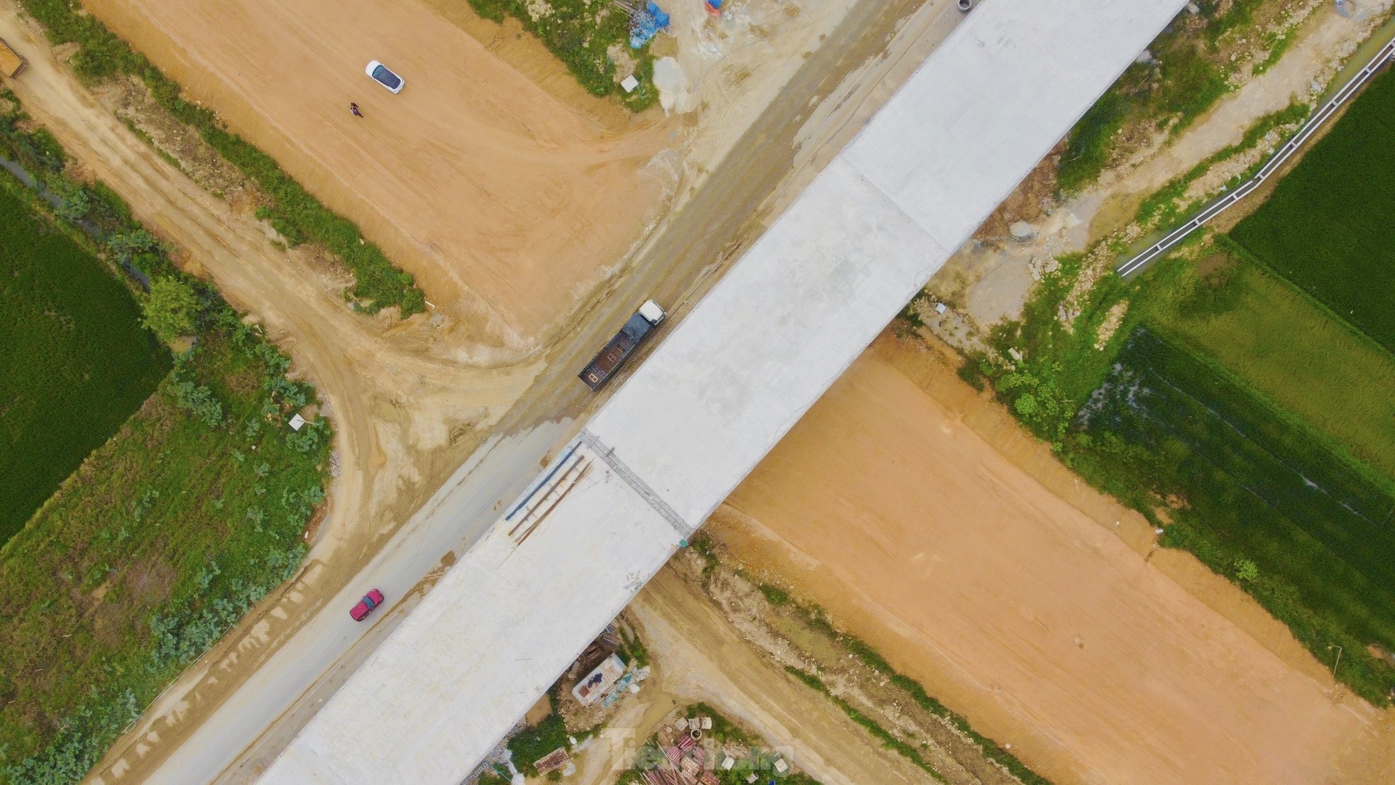 Cận cảnh công trường xây dựng nút giao cao tốc Bắc Nam đoạn Bãi Vọt - Hàm Nghi - Ảnh 9.