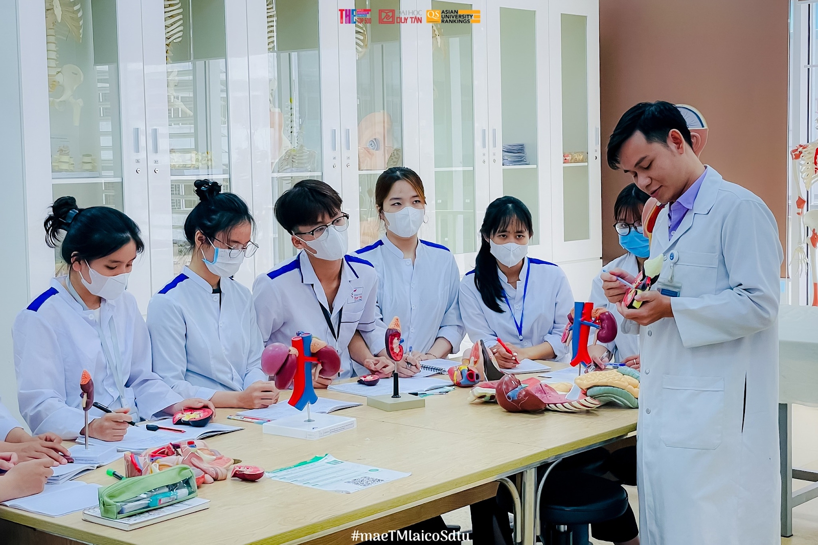 Đại học có thứ hạng cao nhất Việt Nam trong BXH quốc tế uy tín nhưng đầu vào cực “dễ thở” chỉ từ 14 điểm, tỷ lệ sinh viên có việc làm vượt ngưỡng 85% - Ảnh 3.