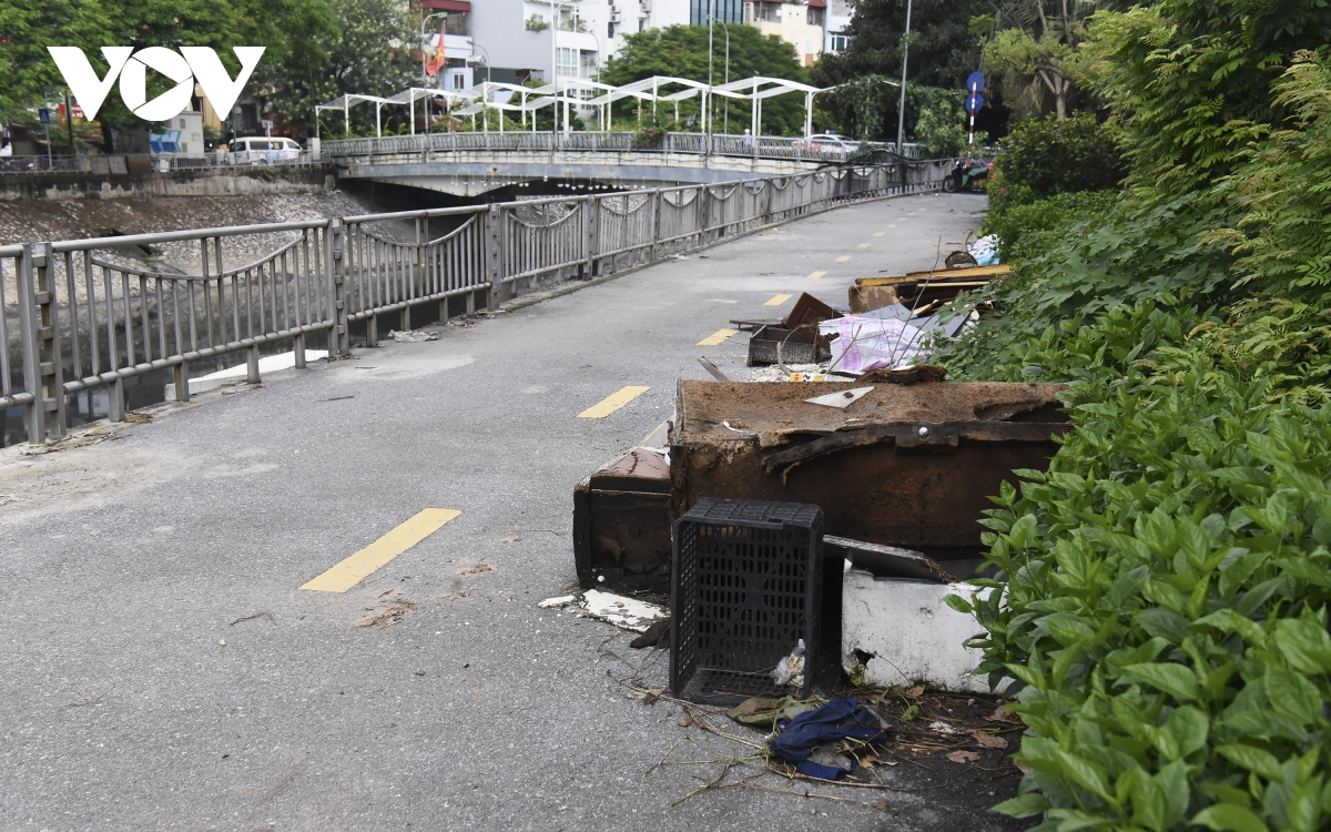 Đường đi bộ gần 65 tỷ đồng ở Hà Nội hoang tàn và ngập rác thải - Ảnh 3.