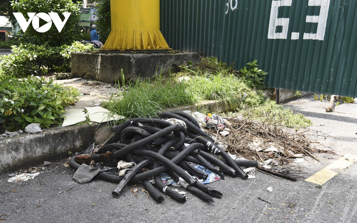 Đường đi bộ gần 65 tỷ đồng ở Hà Nội hoang tàn và ngập rác thải - Ảnh 4.