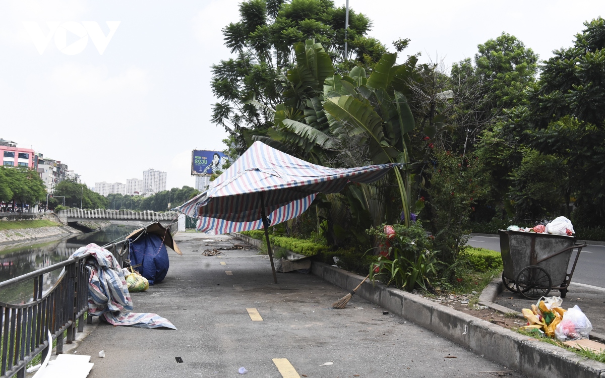 Đường đi bộ gần 65 tỷ đồng ở Hà Nội hoang tàn và ngập rác thải - Ảnh 12.