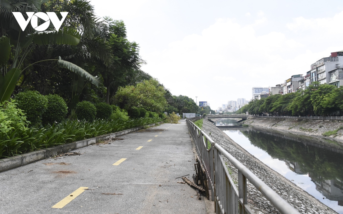 Đường đi bộ gần 65 tỷ đồng ở Hà Nội hoang tàn và ngập rác thải - Ảnh 1.