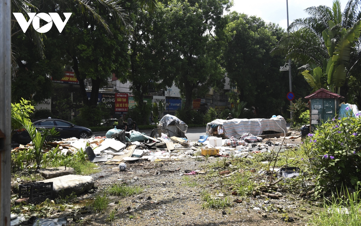Đường đi bộ gần 65 tỷ đồng ở Hà Nội hoang tàn và ngập rác thải - Ảnh 20.