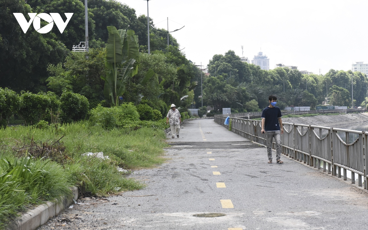 Đường đi bộ gần 65 tỷ đồng ở Hà Nội hoang tàn và ngập rác thải - Ảnh 19.