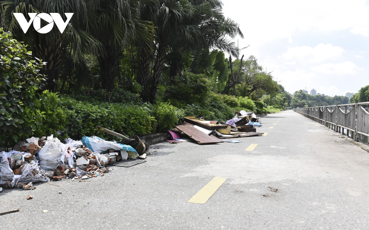 Đường đi bộ gần 65 tỷ đồng ở Hà Nội hoang tàn và ngập rác thải - Ảnh 17.