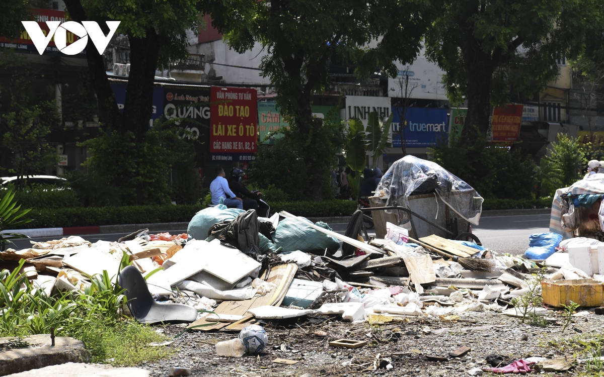 Đường đi bộ gần 65 tỷ đồng ở Hà Nội hoang tàn và ngập rác thải - Ảnh 5.