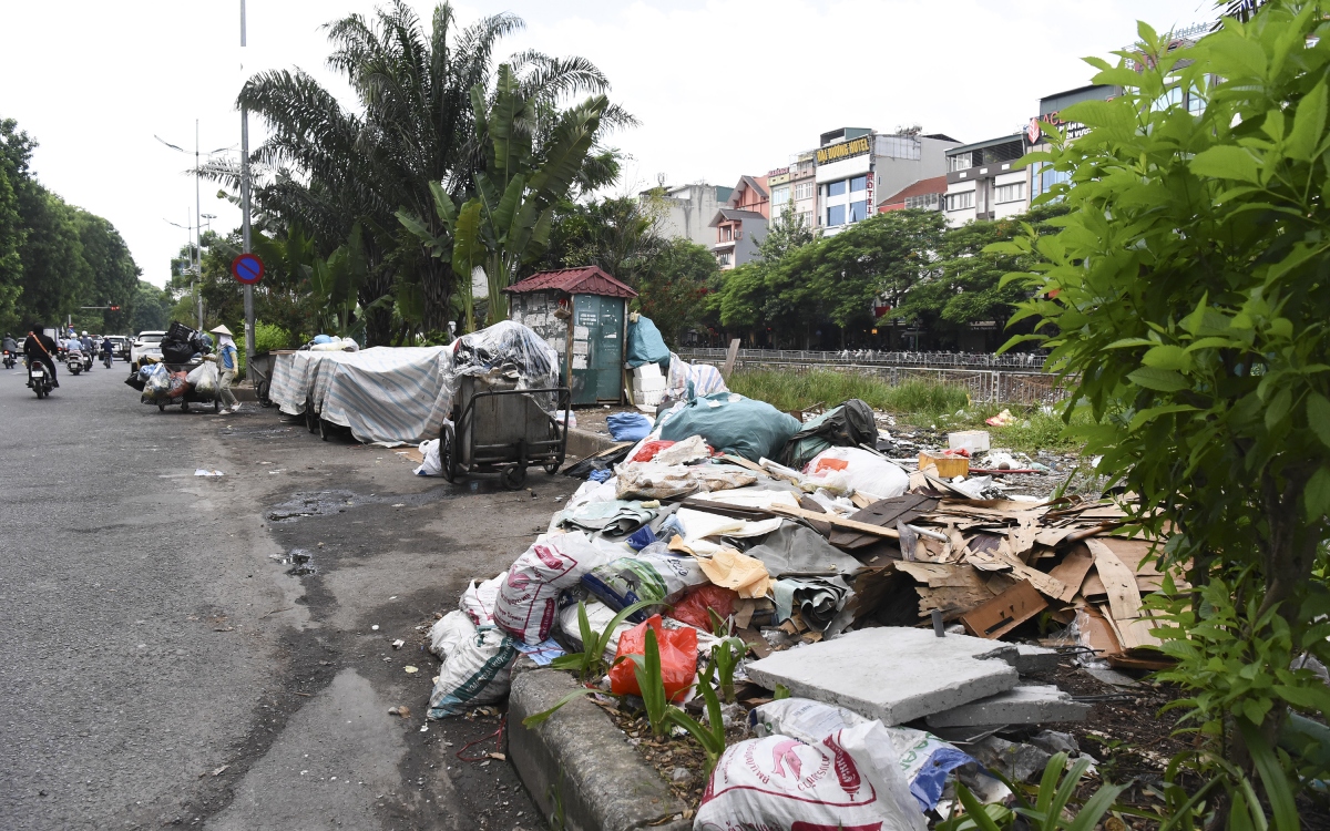 Đường đi bộ gần 65 tỷ đồng ở Hà Nội hoang tàn và ngập rác thải - Ảnh 6.