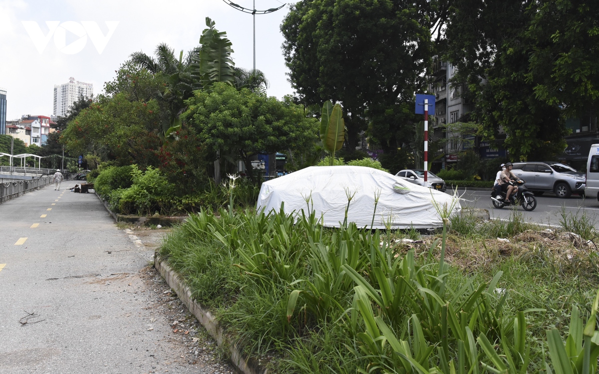 Đường đi bộ gần 65 tỷ đồng ở Hà Nội hoang tàn và ngập rác thải - Ảnh 7.