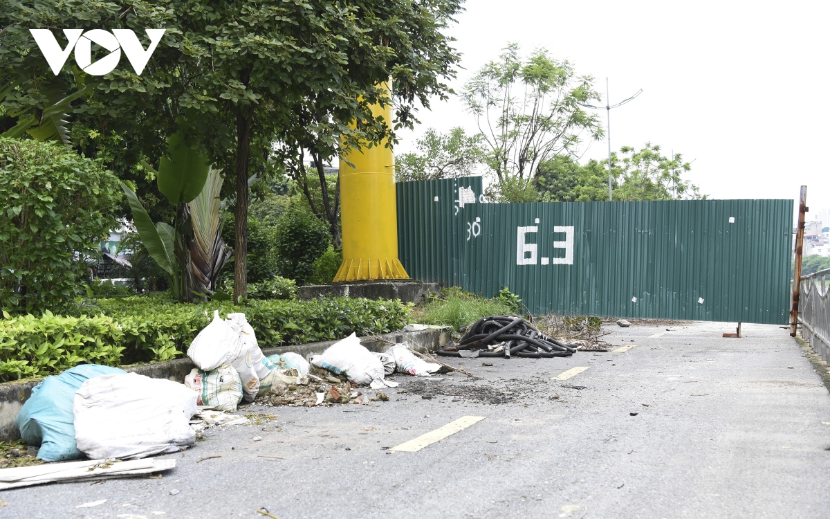 Đường đi bộ gần 65 tỷ đồng ở Hà Nội hoang tàn và ngập rác thải - Ảnh 10.