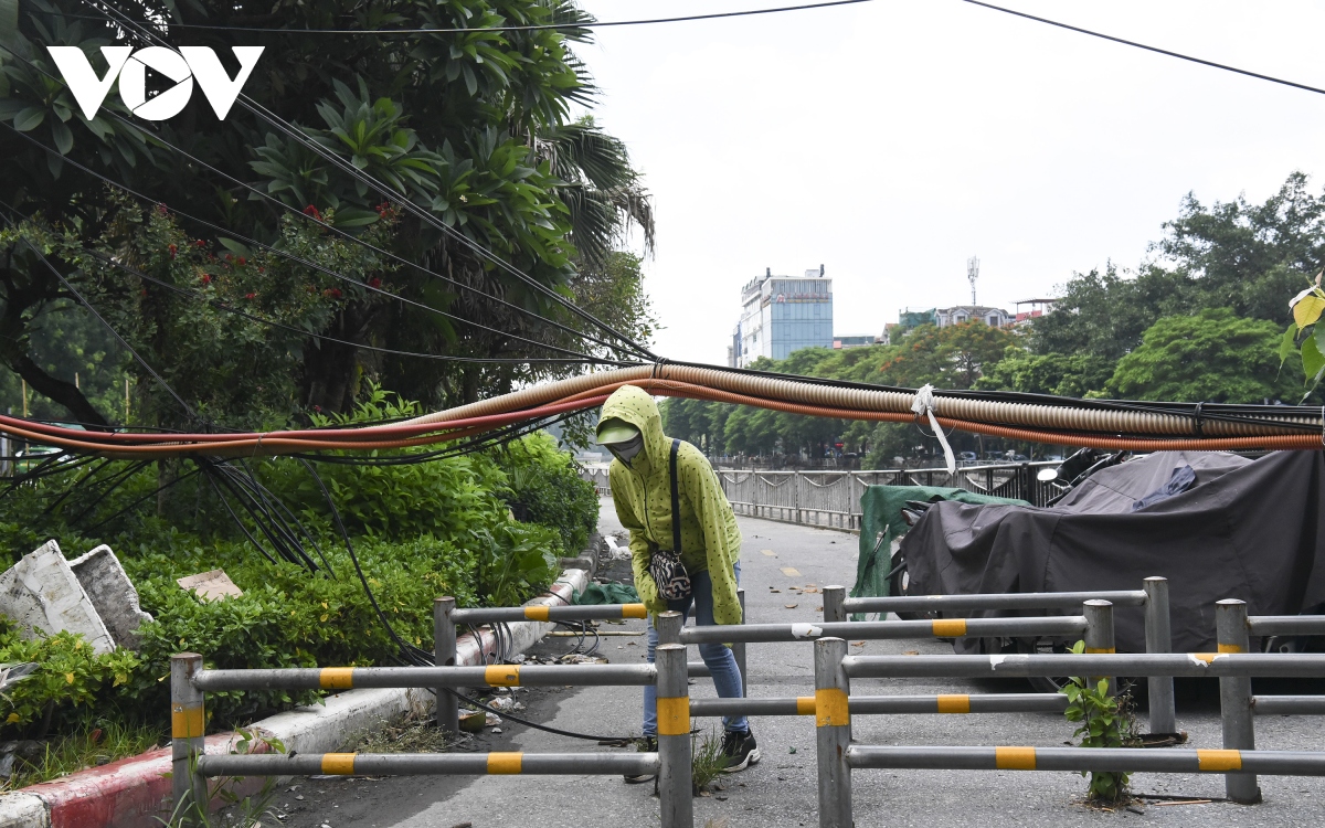 Đường đi bộ gần 65 tỷ đồng ở Hà Nội hoang tàn và ngập rác thải - Ảnh 11.