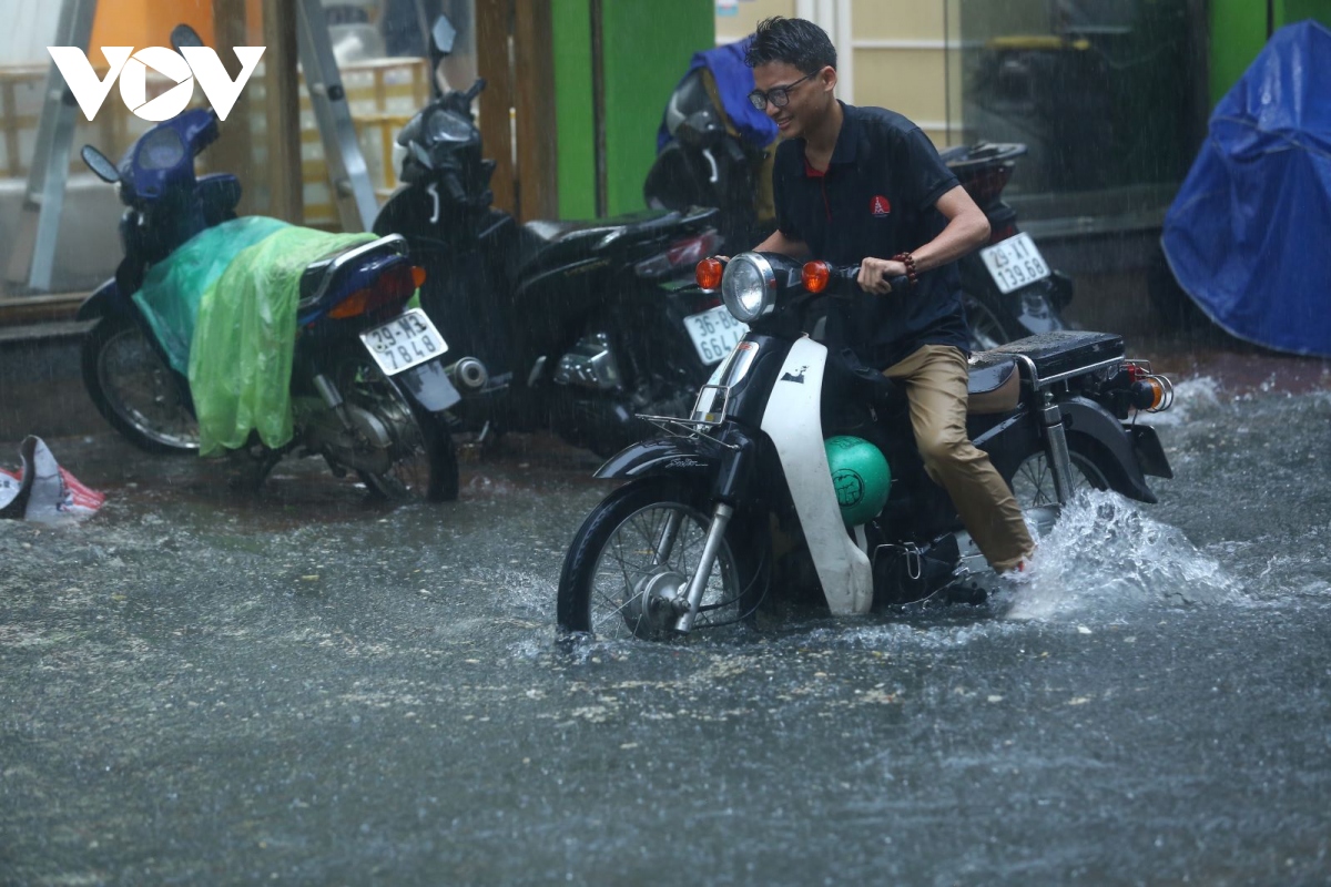 Mưa lớn giữa trưa, nhiều đường phố ở Hà Nội ngập sâu trong nước - Ảnh 2.
