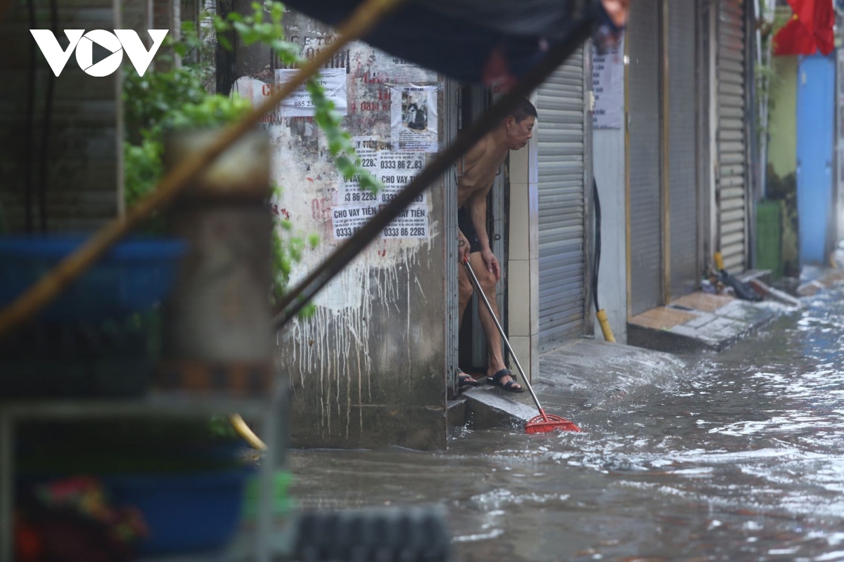 Mưa lớn giữa trưa, nhiều đường phố ở Hà Nội ngập sâu trong nước - Ảnh 12.