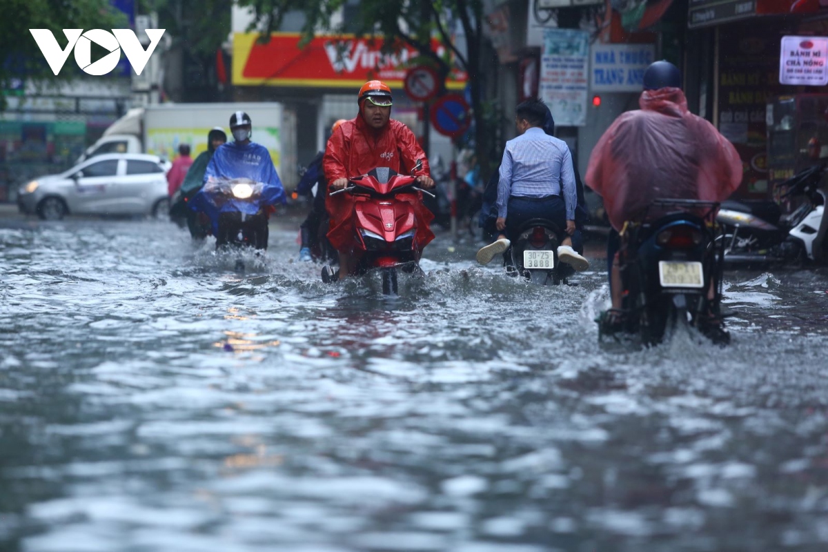 Mưa lớn giữa trưa, nhiều đường phố ở Hà Nội ngập sâu trong nước - Ảnh 3.