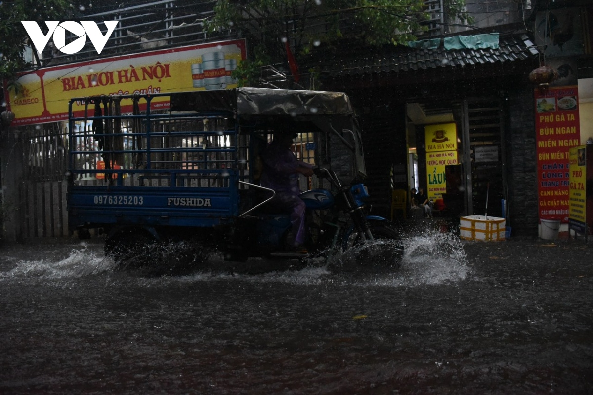 Mưa lớn giữa trưa, nhiều đường phố ở Hà Nội ngập sâu trong nước - Ảnh 5.