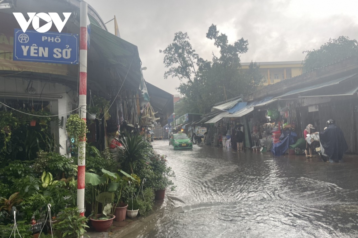 Mưa lớn giữa trưa, nhiều đường phố ở Hà Nội ngập sâu trong nước - Ảnh 8.